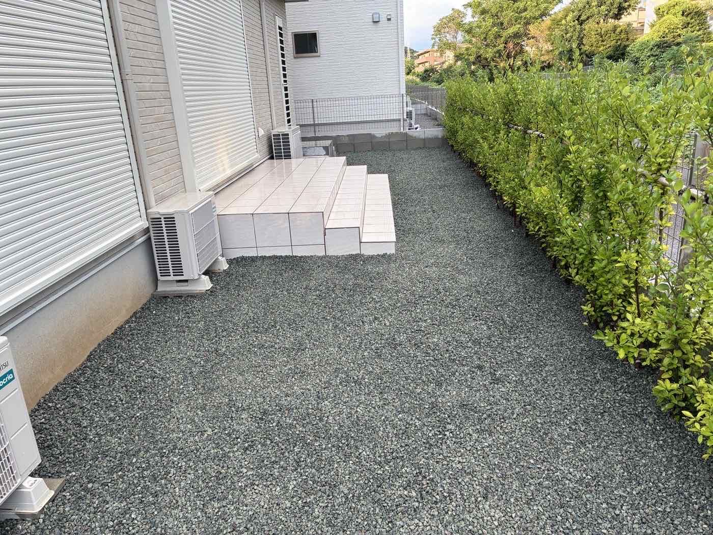 砂利敷きで整えられた住宅の庭