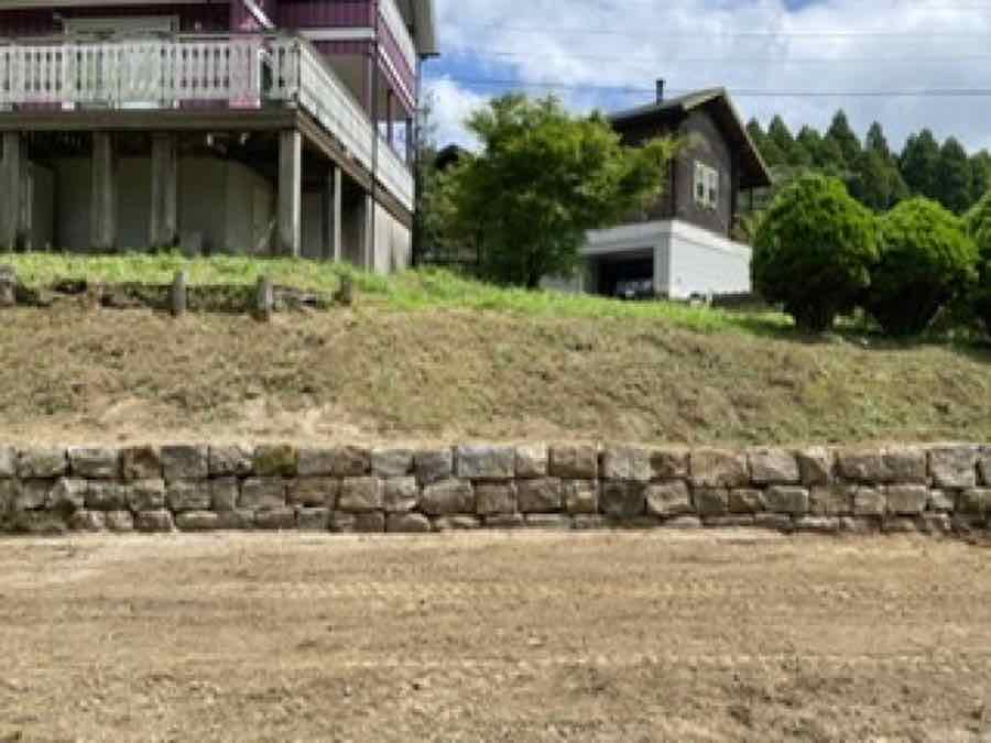 石を積んだ土留めの外構工事